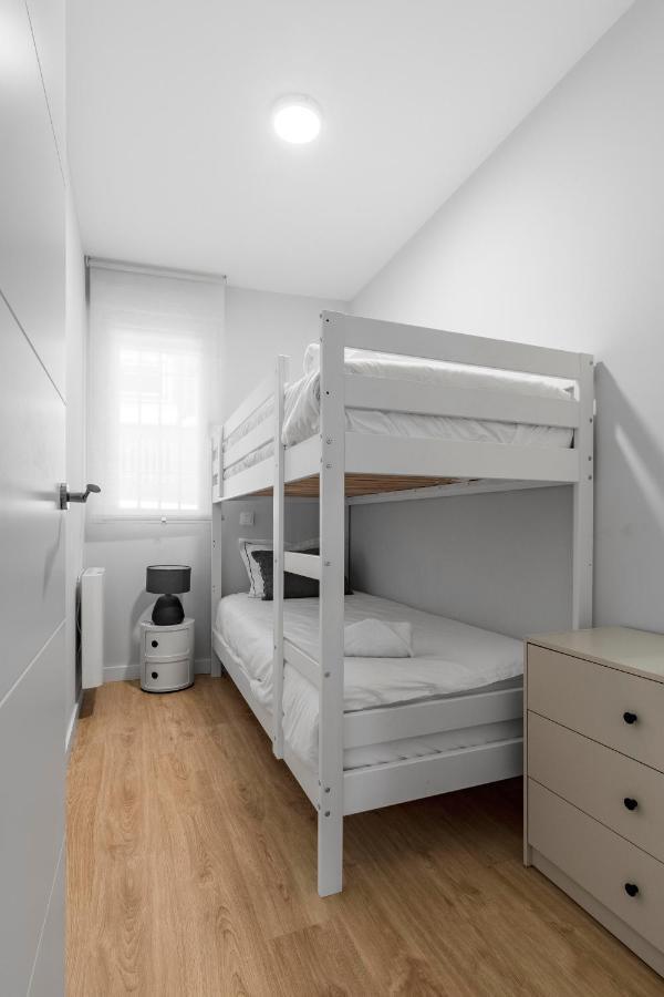 Cozy 2 Bedroom Apartment With Patio Madrid Exterior photo
