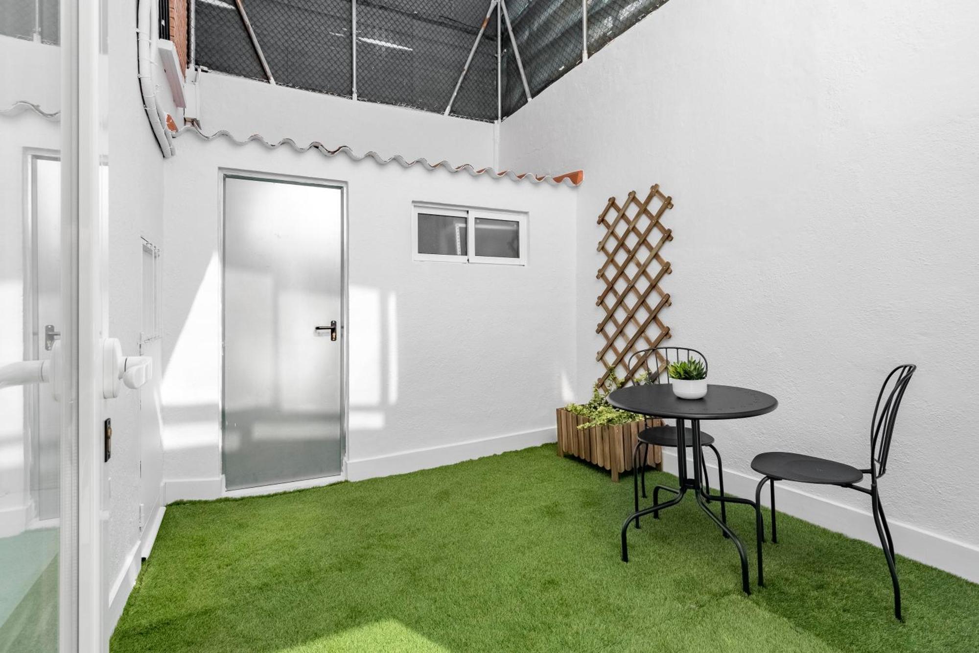 Cozy 2 Bedroom Apartment With Patio Madrid Exterior photo