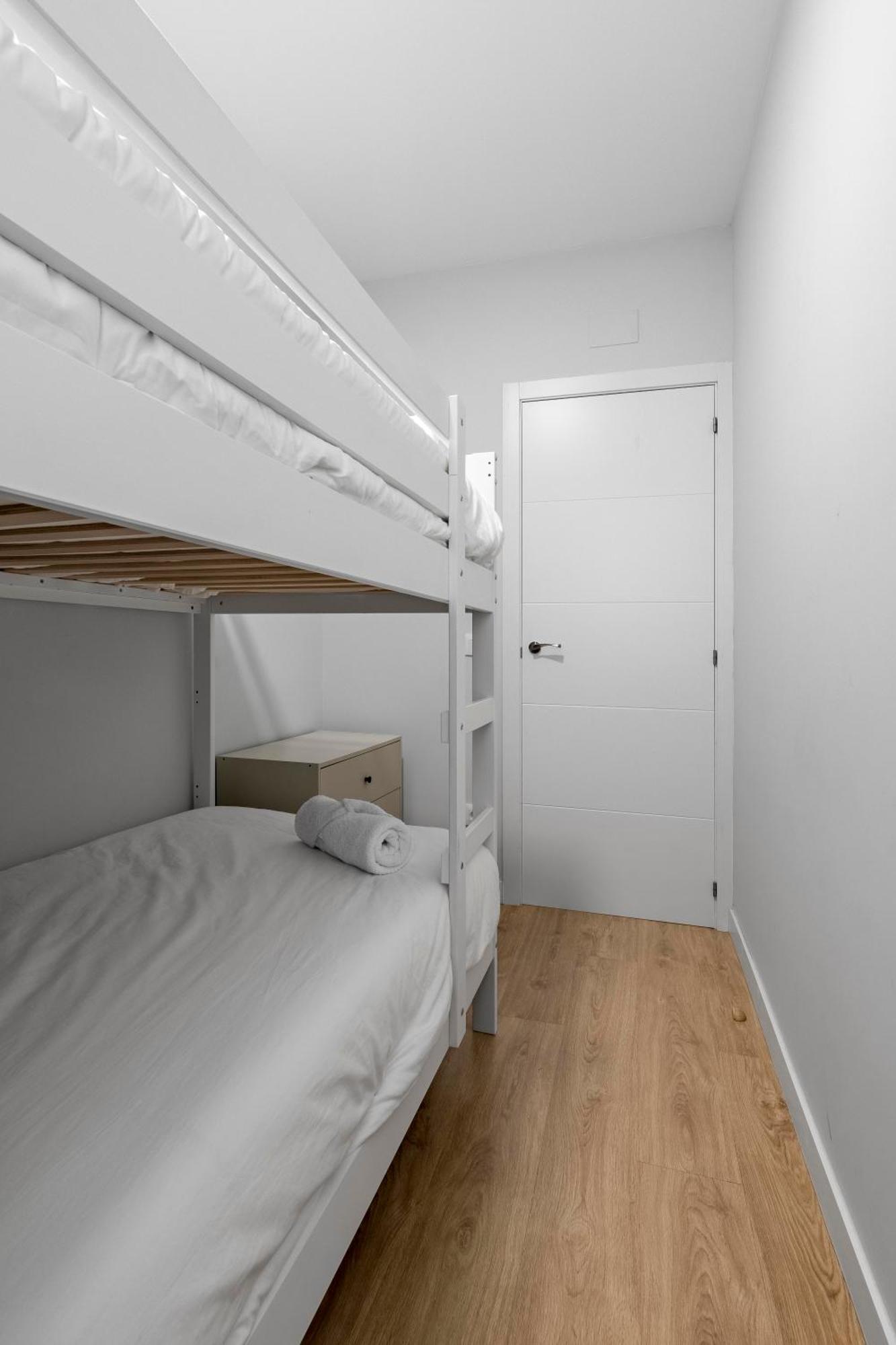 Cozy 2 Bedroom Apartment With Patio Madrid Exterior photo